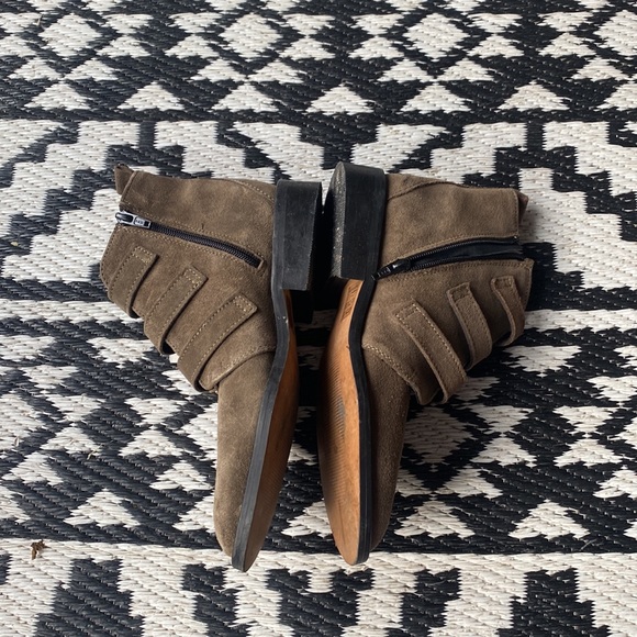 Beautiful and chic real suede booties. - Picture 4 of 6
